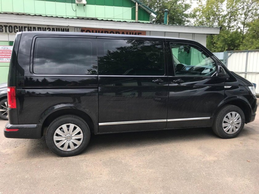 Фольксваген Каравелла чëрный тонированный