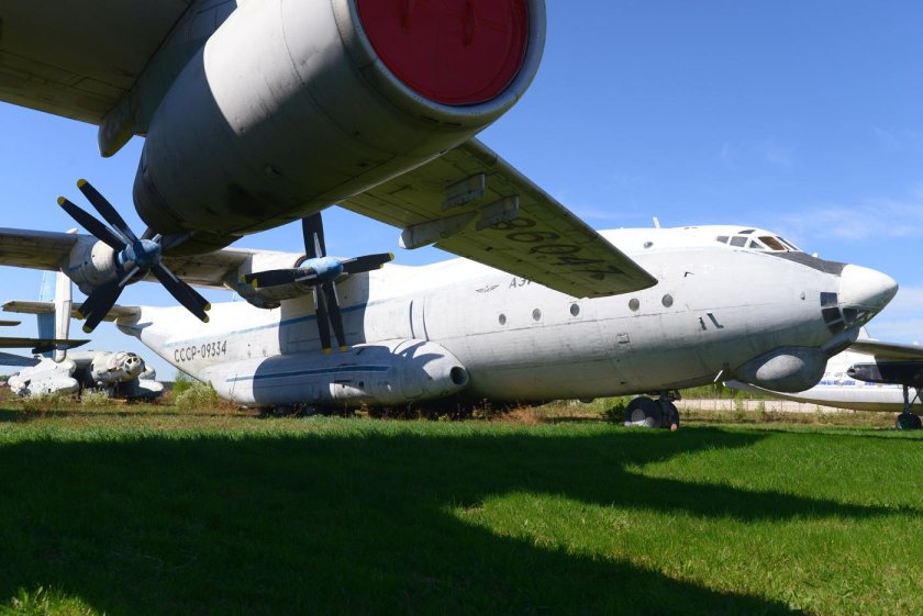 АН 22 Монино