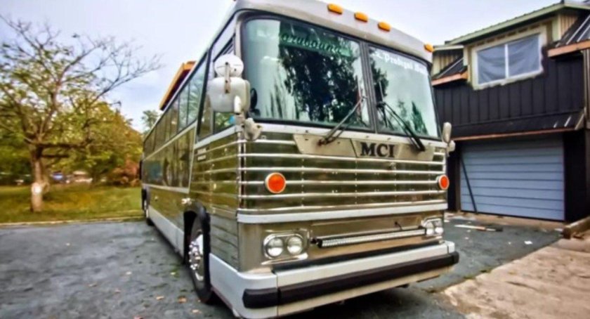 Дом на колесах с выдвигающимися стенами