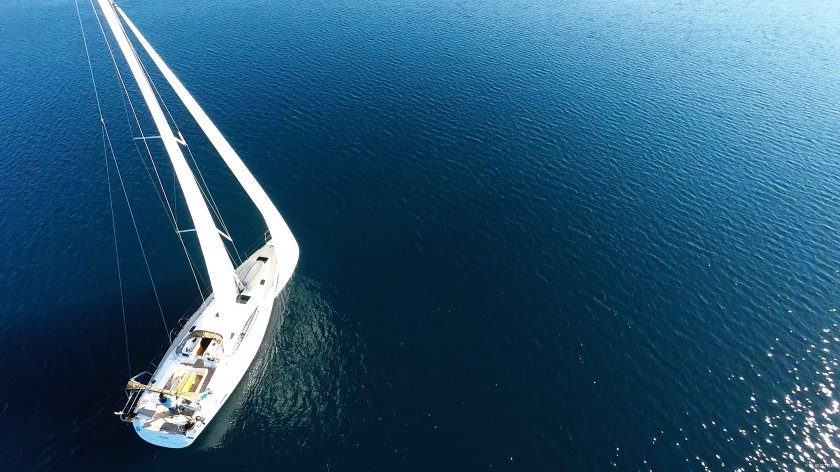 Яхта в море