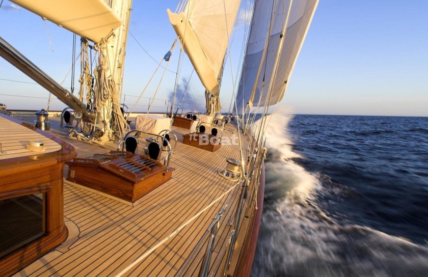 Парусная яхта швертбот