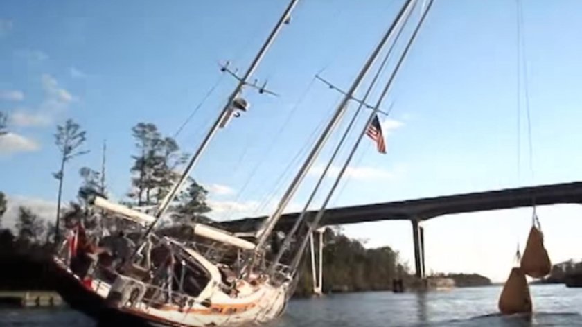 Яхта под мостом