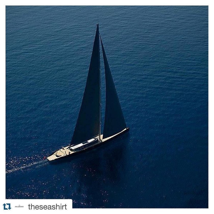 Парусная яхта в море