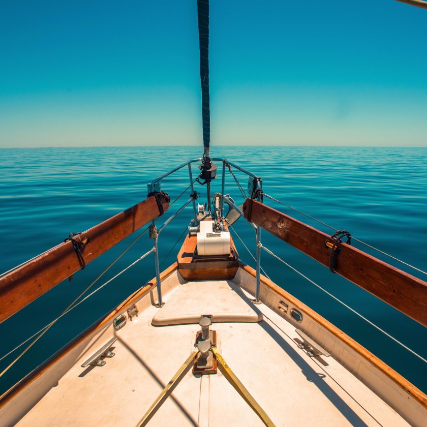 Яхта в море