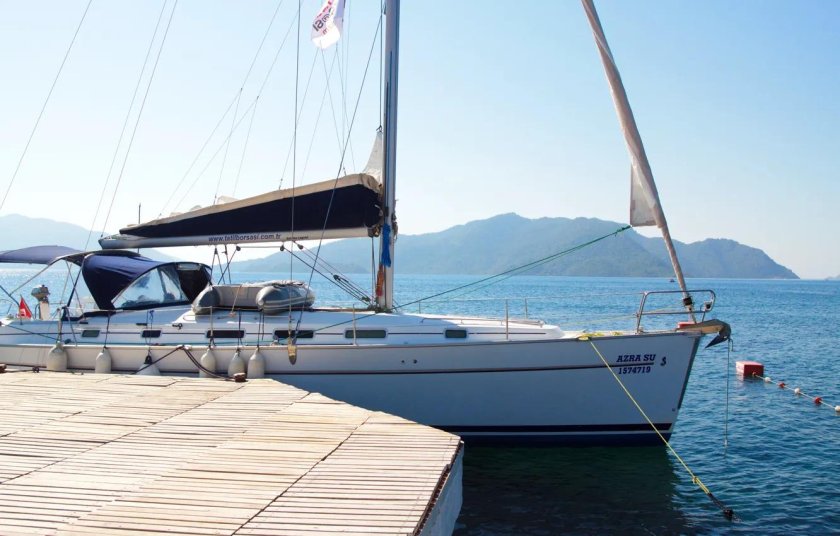 Парусная яхта Финикия