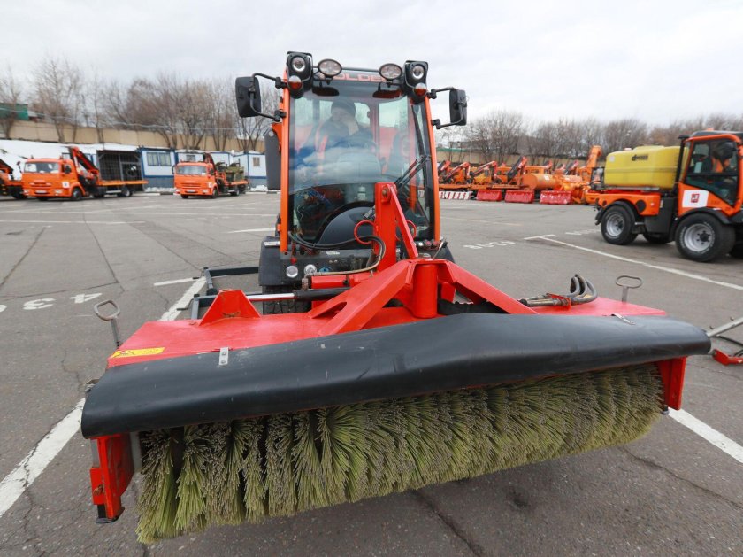 Парад коммунальной техники в Москве