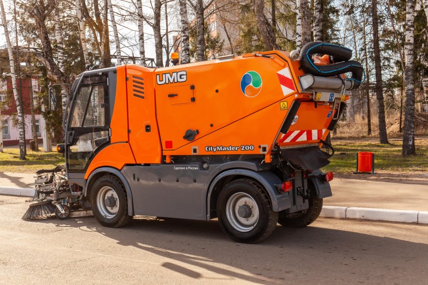 Коммунальная машина UMG км-2000