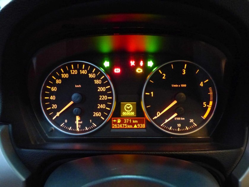 Приборная панель e90