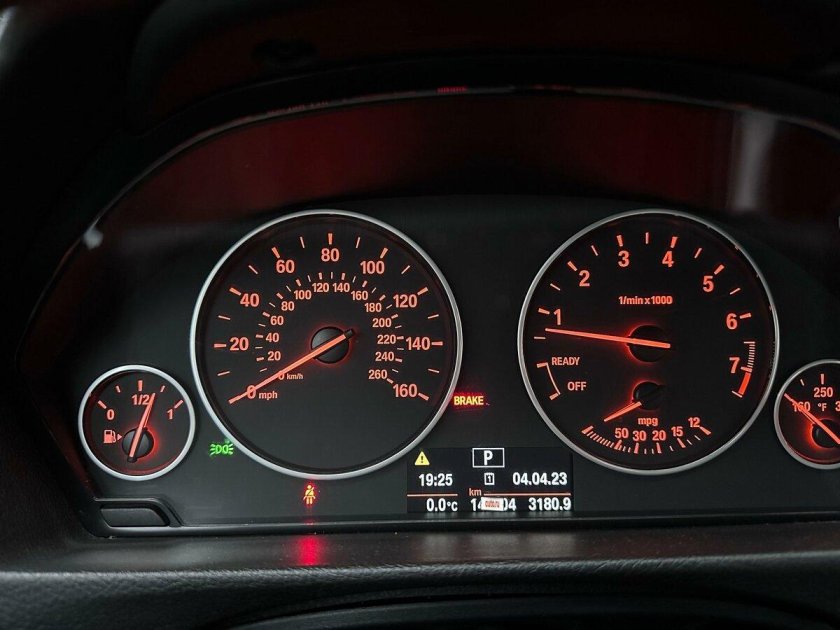 BMW 320i приборная панель