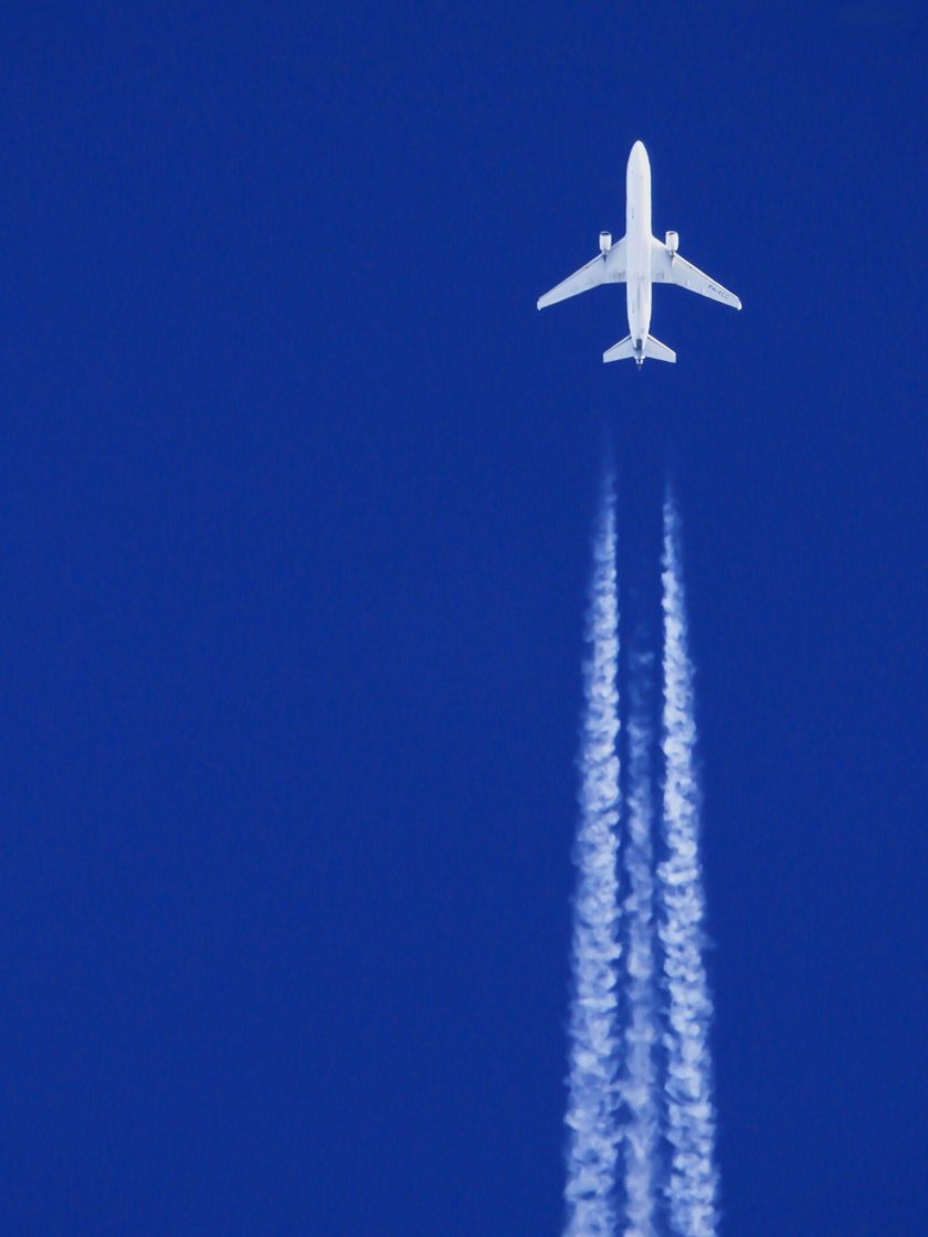 Белый самолет в голубом небе