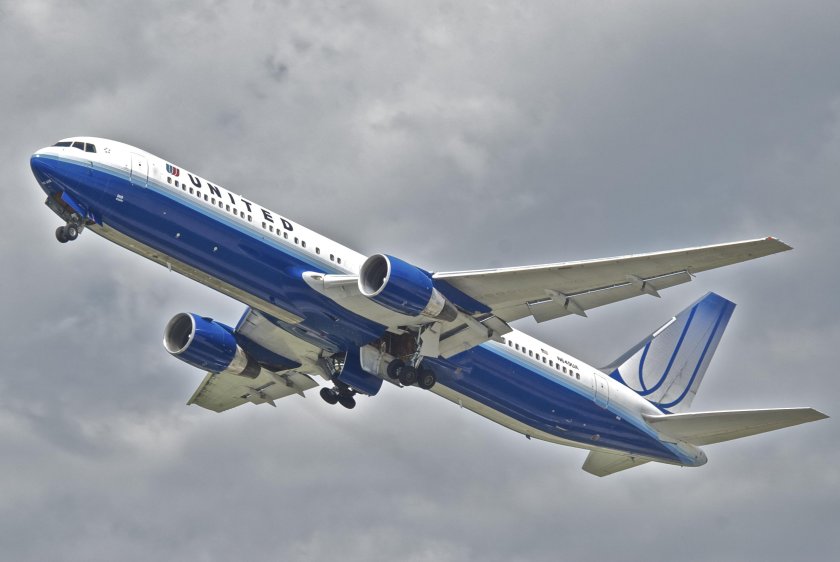 Пассажирский синий самолет