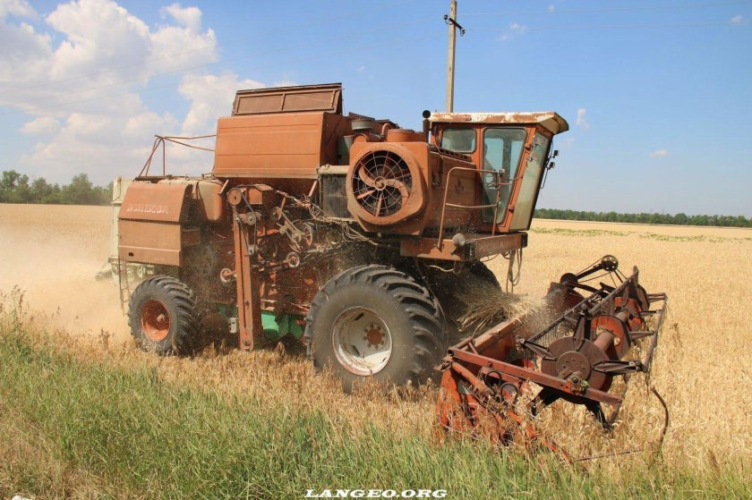 Комбайн Дон 1500