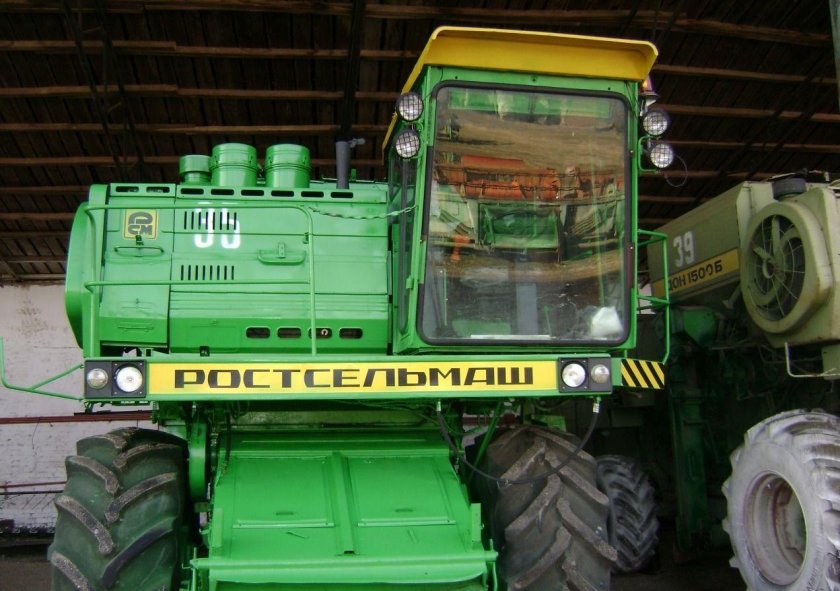 Комбайн Ростсельмаш Дон 1500