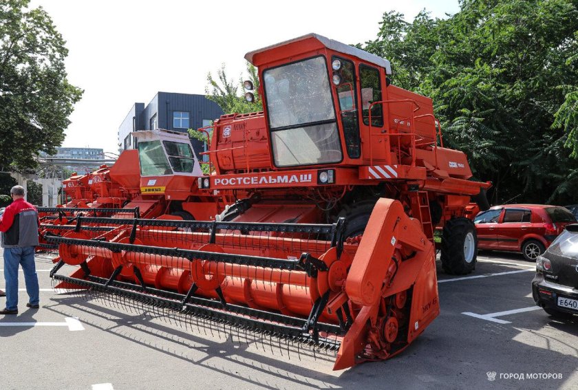 Зерноуборочный комбайн Дон 1500