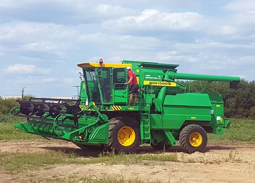 Комбайн Ростсельмаш Дон 1500б
