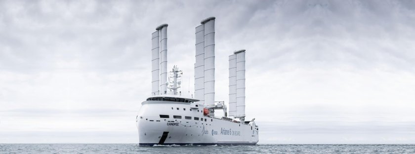 Современный парусный грузовой корабль