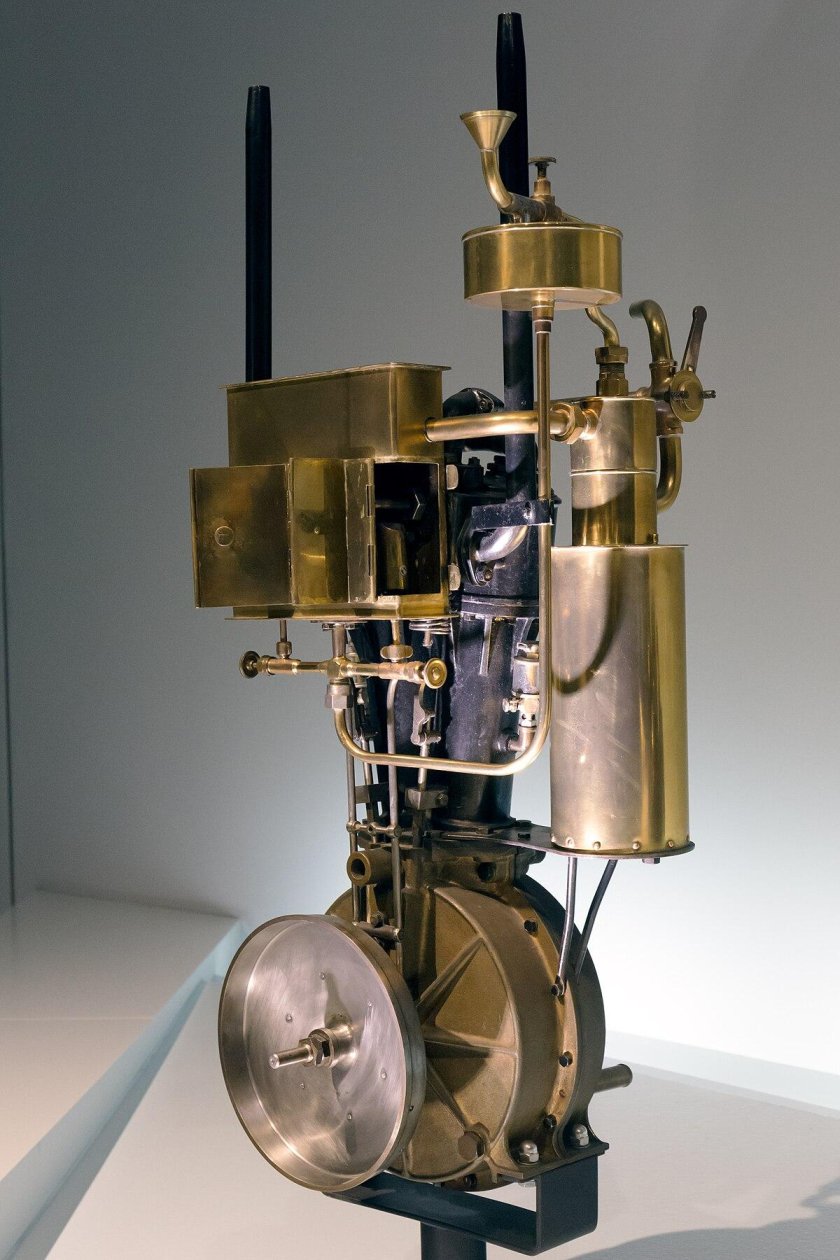 Первый бензиновый двигатель Готлиб Даймлер