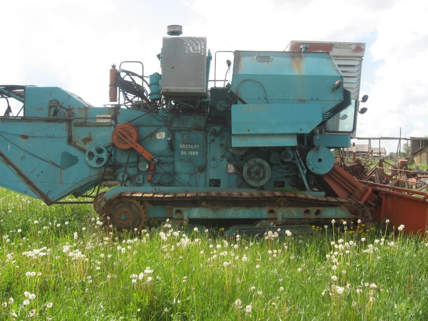 Гусеничный комбайн Енисей 1200