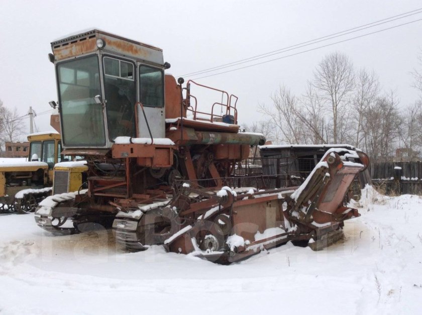 Гусеничный комбайн Енисей 1200