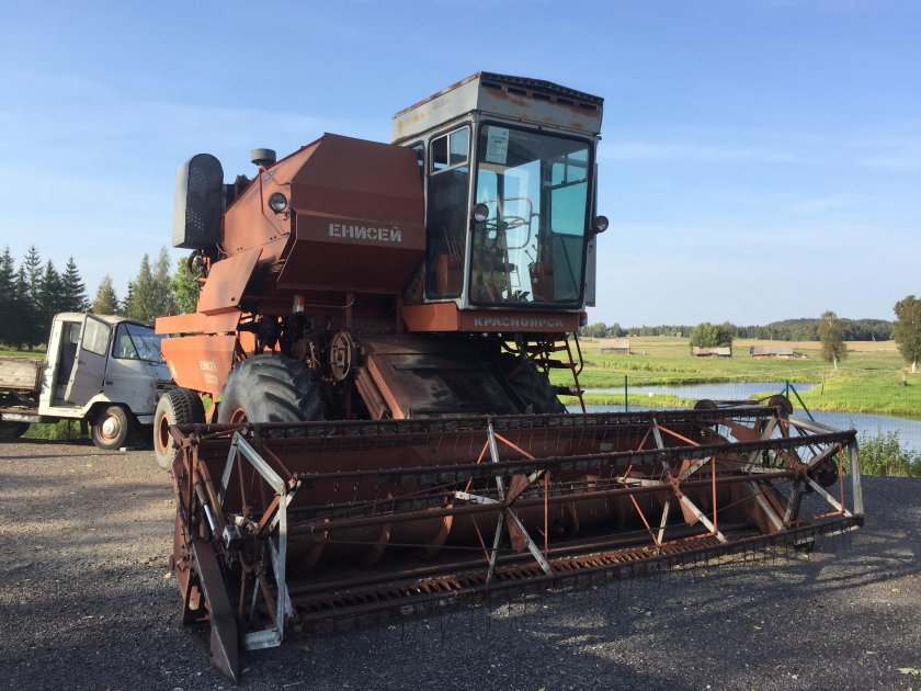 Зерноуборочный комбайн Енисей 1200