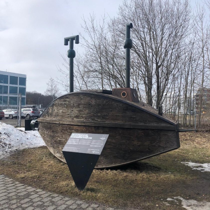 Подводную лодку