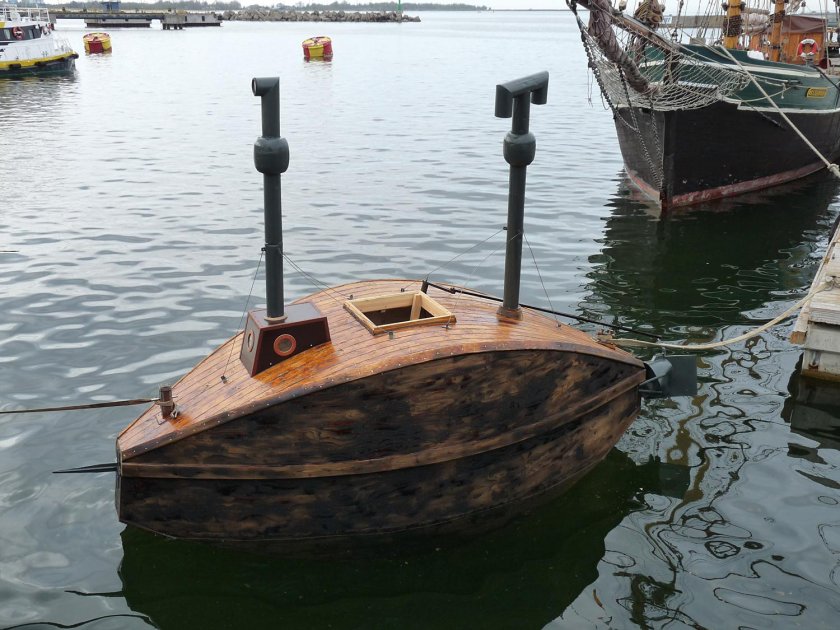 Подводная лодка из дерева