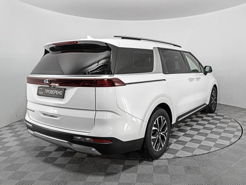 Белый Kia Carnival 4