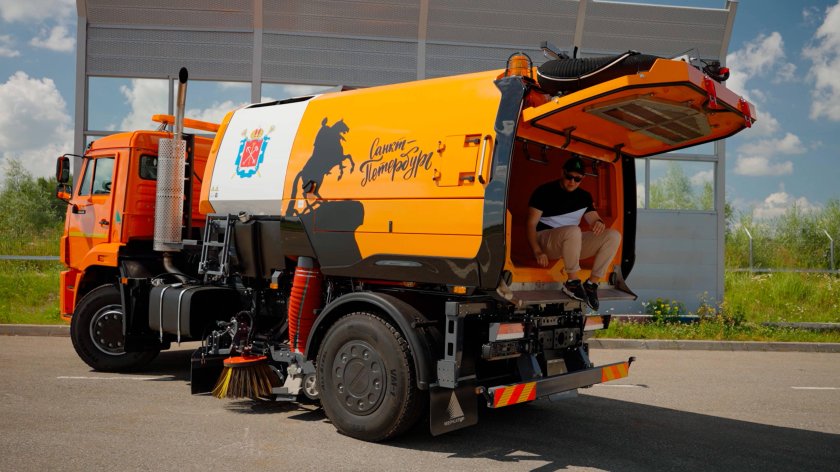 Вакуумная подметально-уборочная машина ко-318д