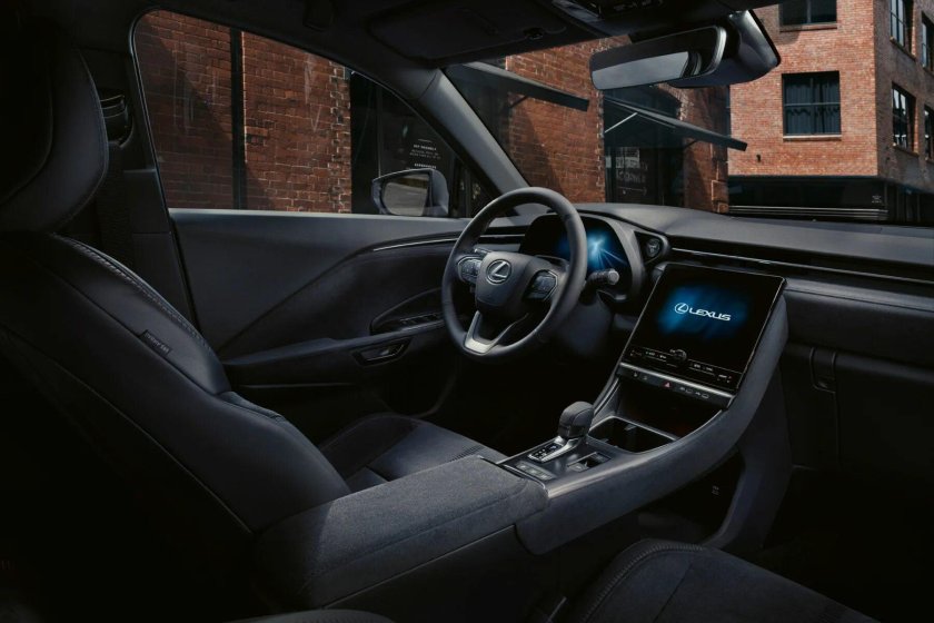 Лексус LBX