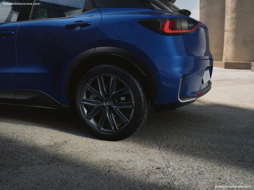 Лексус лбх 2024