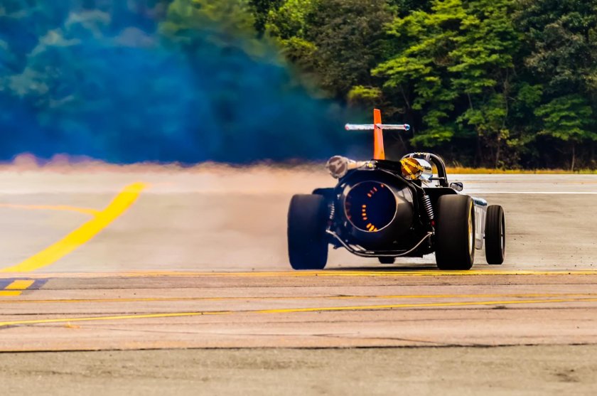 Машина с реактивным двигателем