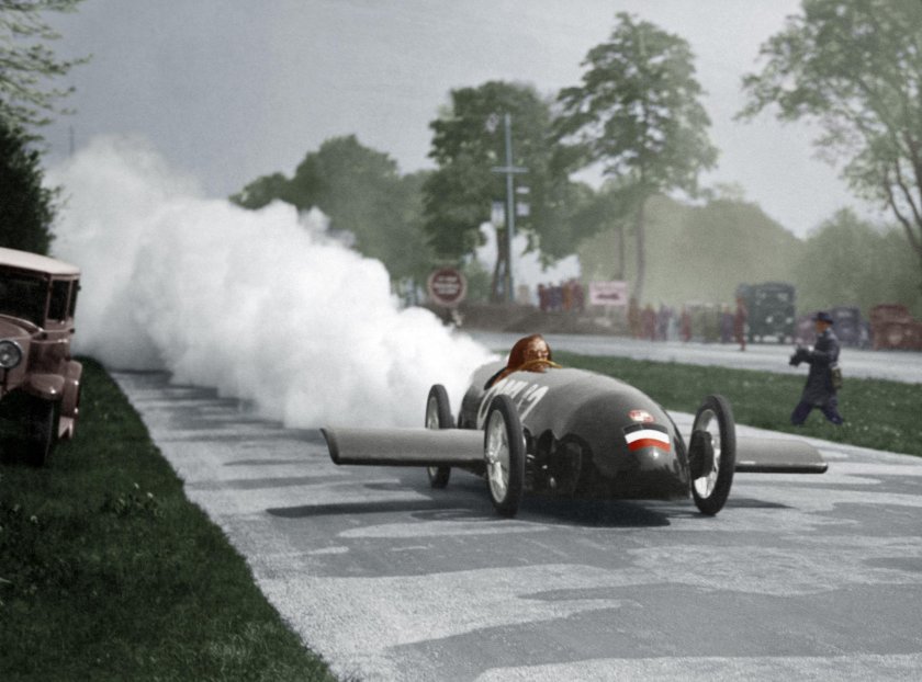 Машина с ракетным двигателем