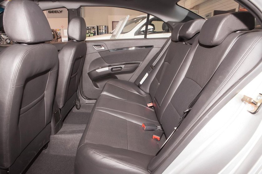 Geely Emgrand 7 салон сзади