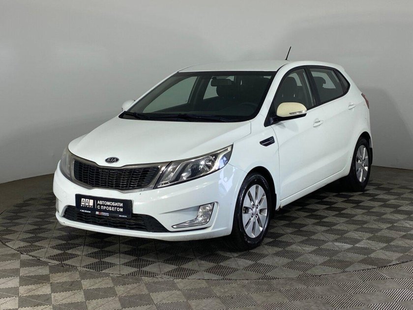 Белая киа рио