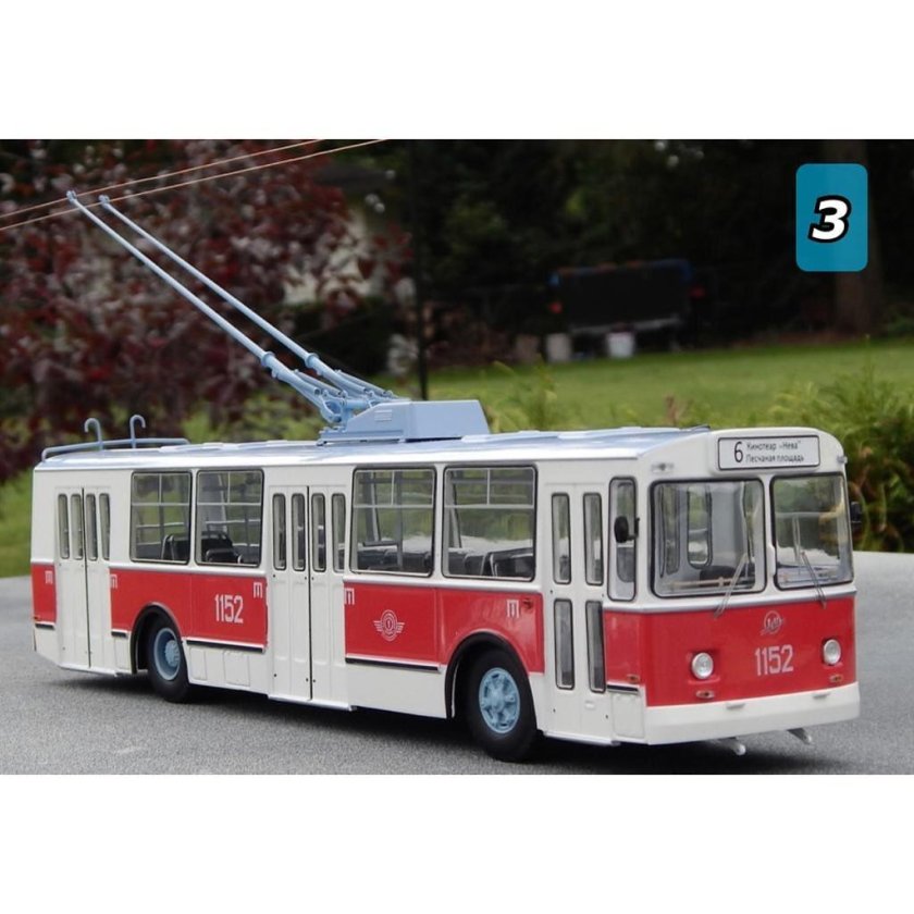 Красно белый троллейбус