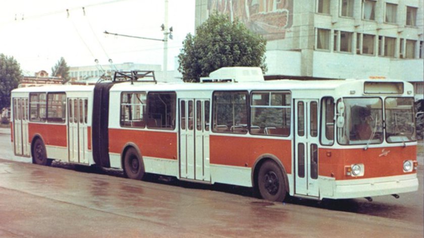 Троллейбус ЗИУ 683