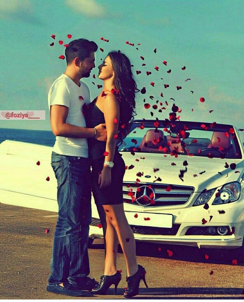 Пара возле машины