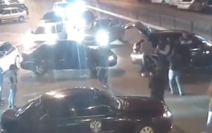 Кавказцы танцуют на дороге