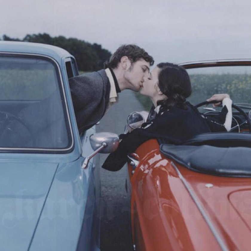 Поцелуй в машине