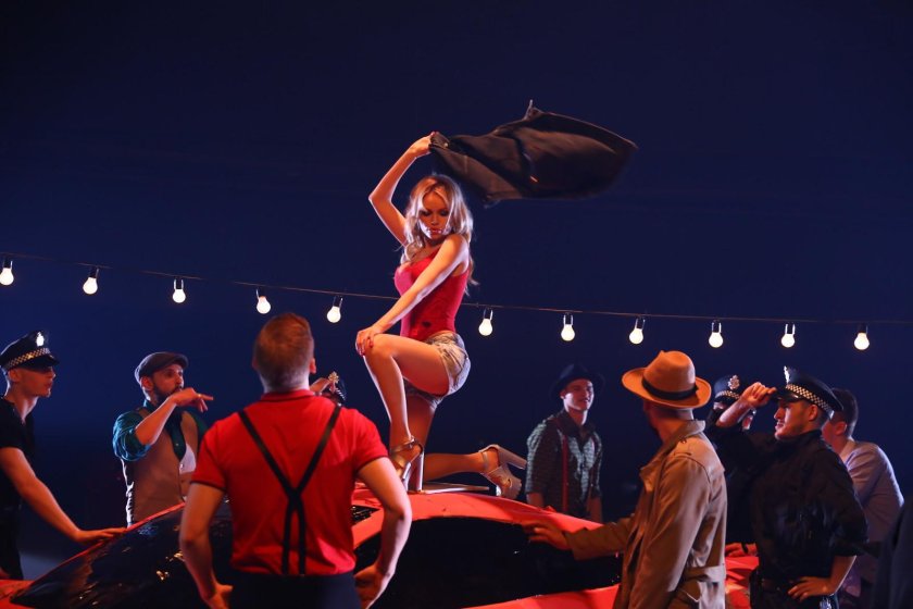 Девушка танцует у машины