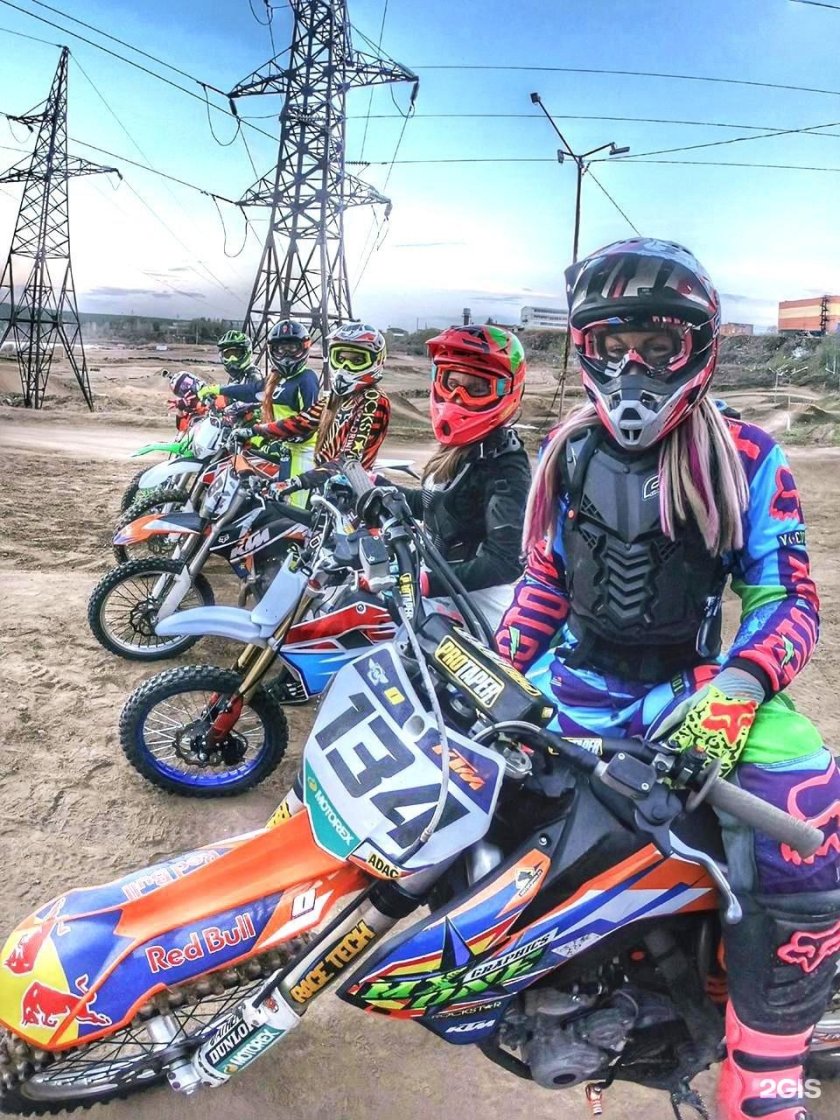 Компания на питбайках