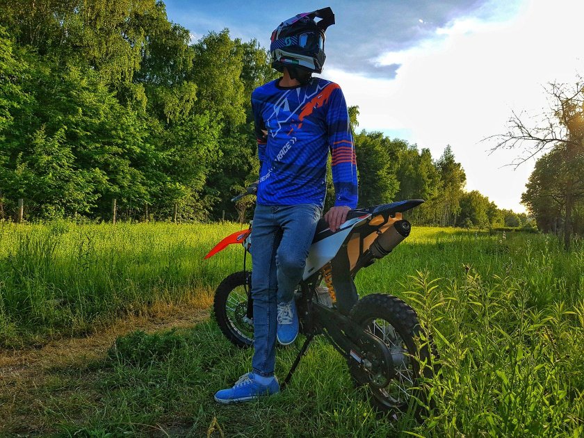 Чел на питбайке в шлеме