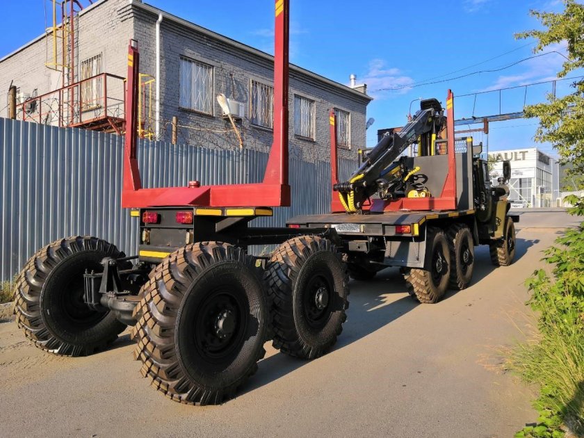 Лесовозный прицеп Урал