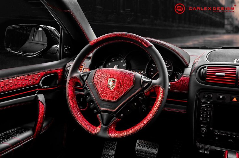 Порше Кайен с красным кожаным салоном