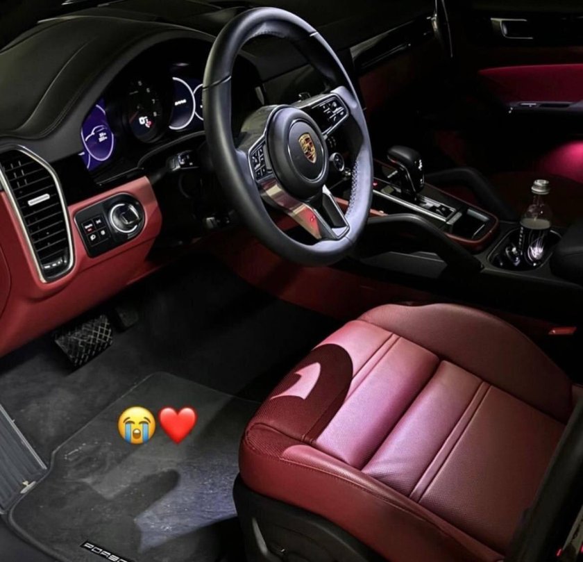 Смолов подарил Карине порш