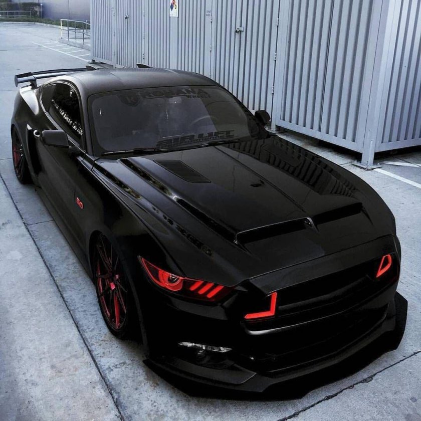 Форд Мустанг черный