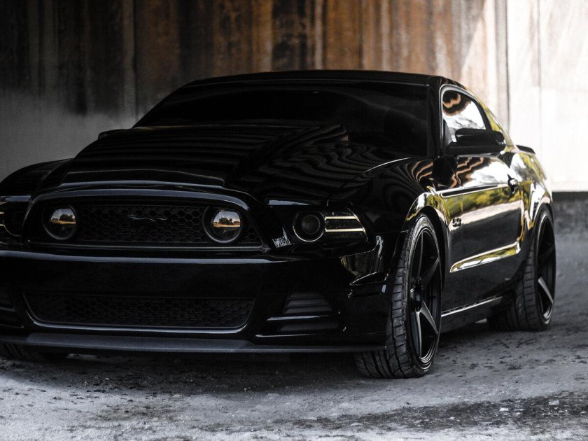 Форд Мустанг черный тюнингованный