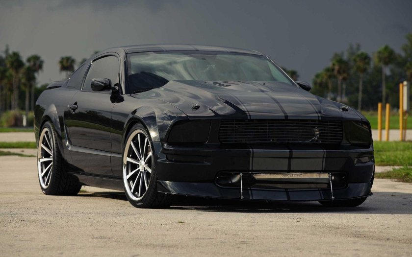 Форд Мустанг черный тюнингованный