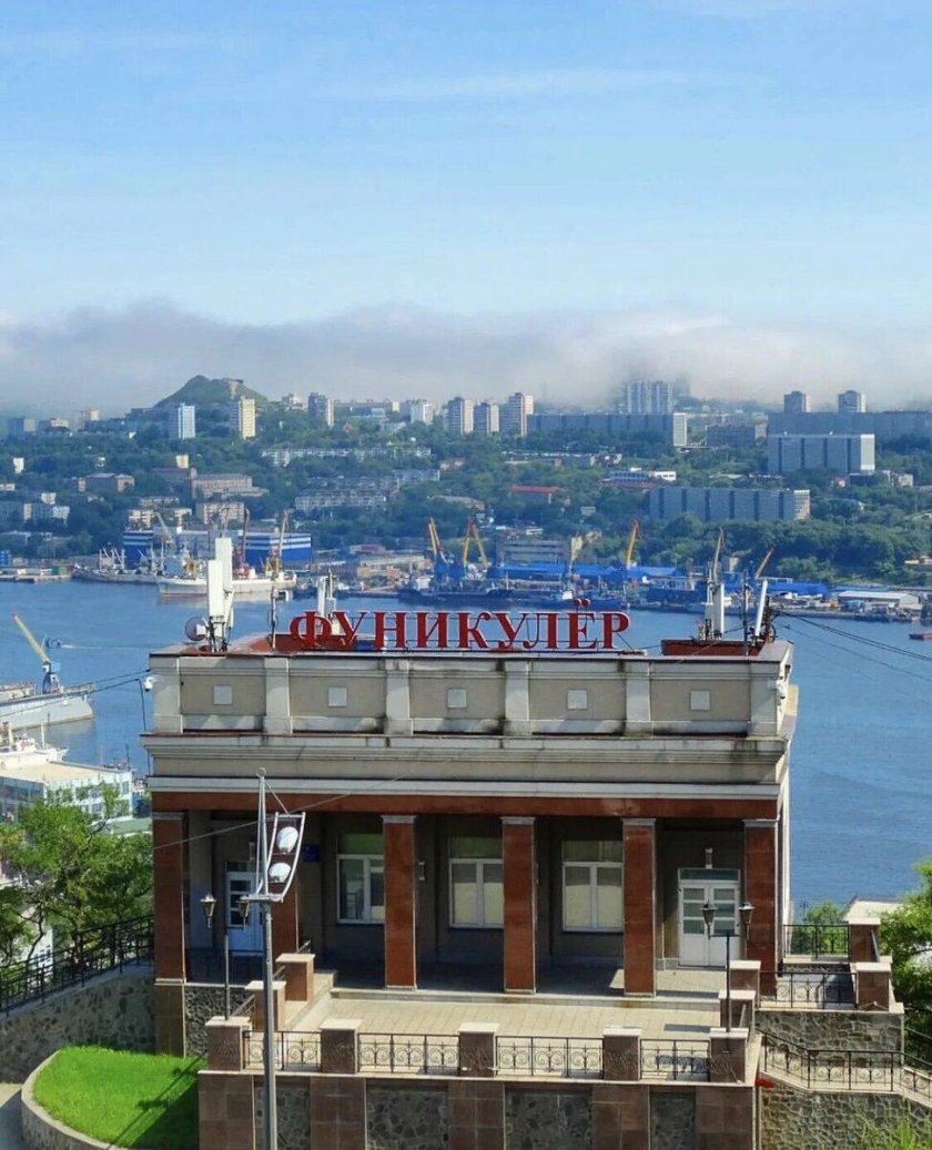 Фуникулер во Владивостоке с людьми в заде и люди