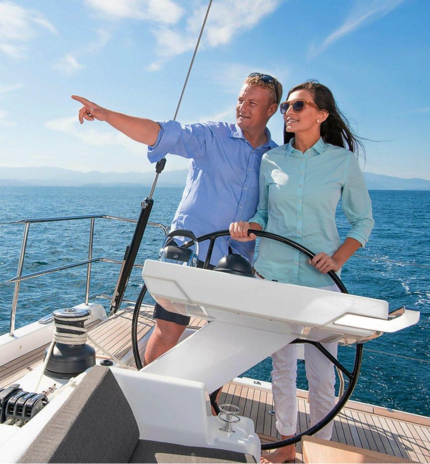 Управляет яхтой